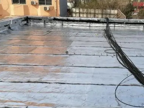 长宁卫生间漏水维修公司分享下长宁屋面楼顶防水刚性防水层施工要点。